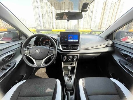 2023 Toyota Yaris L XP150 Рестайлинг, красный, 1300000 рублей, вид 5