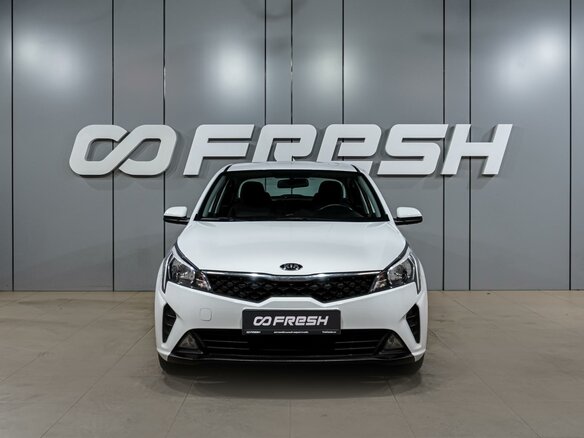 2021 Kia Rio IV Рестайлинг, белый, 1499000 рублей - вид 2