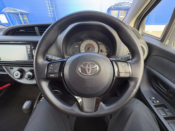 2017 Toyota Vitz III (XP130) Рестайлинг 2, белый, 880000 рублей - вид 15
