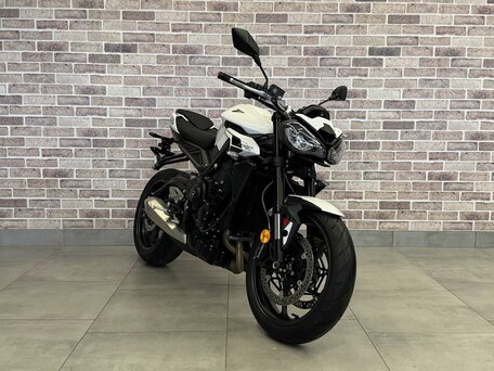 2024 Triumph Street Triple, белый, 1185000 рублей, вид 4