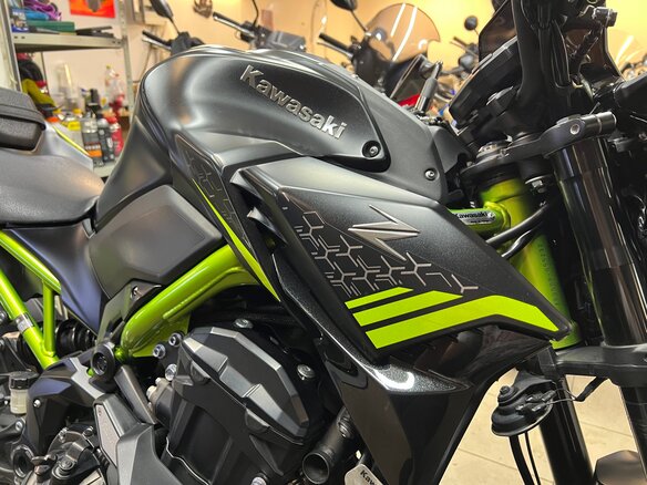 2021 Kawasaki Z 900, серый - вид 4