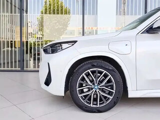 2024 BMW iX1 eDrive 25L, белый, 3616099 рублей, вид 4