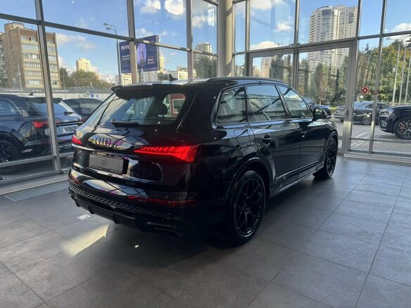 2024 Audi Q7 45 TFSI II (4M) Рестайлинг 2, чёрный, 9600000 рублей - вид 4
