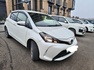2015 Toyota Vitz III (XP130) Рестайлинг, белый, 700000 рублей, вид 4