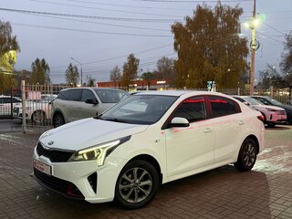2021 Kia Rio IV Рестайлинг, белый, 1550000 рублей, вид 2