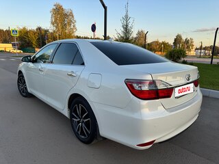 2017 Toyota Camry VII (XV50) Рестайлинг 2, белый, 2000000 рублей, вид 3