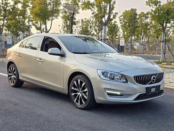2018 Volvo S60 II Рестайлинг, золотистый, 1370000 рублей - вид 3