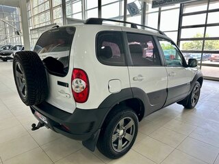 2017 Chevrolet Niva I Рестайлинг, белый, 779900 рублей, вид 4