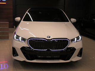 2025 BMW 5 серии 530i xDrive VIII (G60/G61/G68), белый, 7899000 рублей, вид 2
