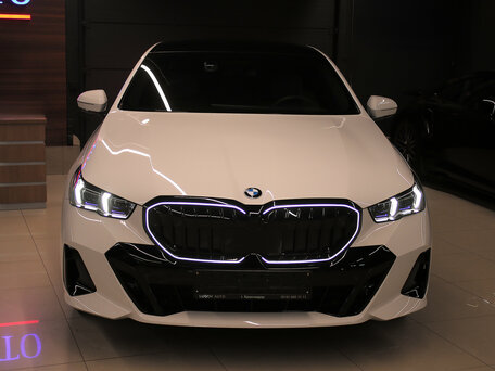 2025 BMW 5 серии 530i xDrive VIII (G60/G61/G68), белый, 7899000 рублей, вид 2
