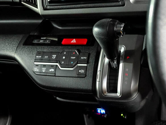 2010 Honda Stepwgn Spada IV, серый - вид 17