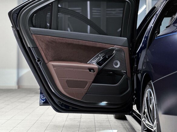 2026 BMW 7 серии 740 xDrive VII (G70) Рестайлинг, синий, 26500000 рублей - вид 39