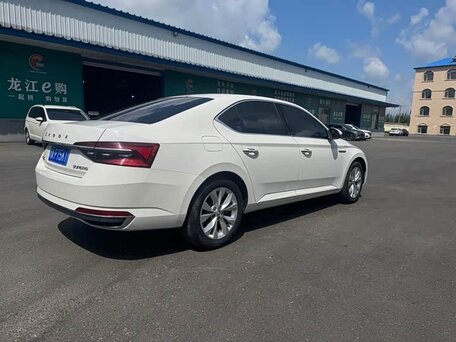 2021 Skoda Superb III Рестайлинг, белый, 1930000 рублей, вид 4