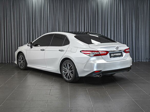 2022 Toyota Camry VIII (XV70) Рестайлинг, белый, 3075000 рублей - вид 1