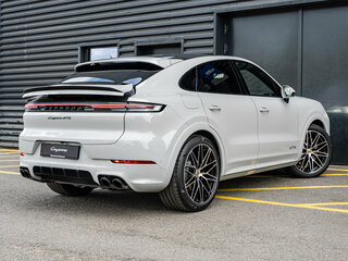 2026 Porsche Cayenne GTS Coupé III Рестайлинг, серый, 25990000 рублей, вид 4