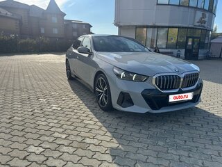 2025 BMW 5 серии 530i xDrive VIII (G60/G61/G68), серый, 7750000 рублей, вид 2