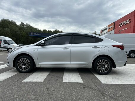 2017 Hyundai Solaris II, серебристый, 1260000 рублей, вид 4