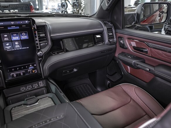 2026 Ram 1500 Crew Cab V Рестайлинг, красный - вид 29