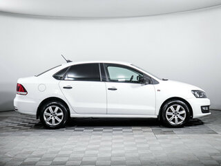 2018 Volkswagen Polo V Рестайлинг, белый, 899000 рублей, вид 4