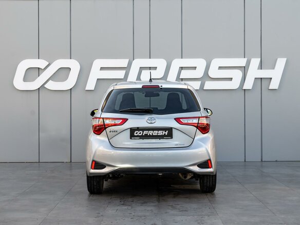 2017 Toyota Vitz III (XP130) Рестайлинг 2, серый, 990000 рублей - вид 3