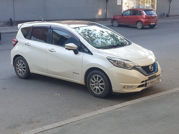 2017 Nissan Note e-Power II Рестайлинг, белый, 1200000 рублей - вид 2