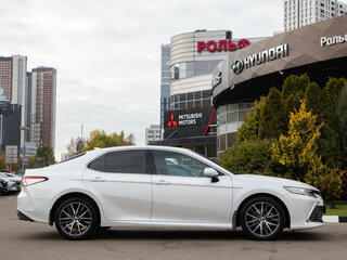 2021 Toyota Camry VIII (XV70) Рестайлинг, белый, 3168000 рублей, вид 3