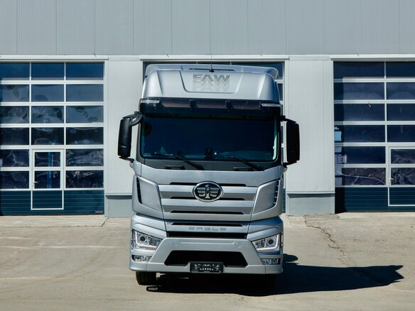 2024 FAW J7, серебристый, 8500000 рублей - вид 1
