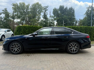 2024 BMW 5 серии 520i VIII (G60/G61/G68), чёрный, 7250000 рублей, вид 2