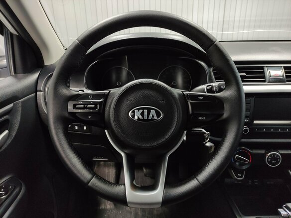 2017 Kia Rio IV, серебристый, 940000 рублей - вид 6