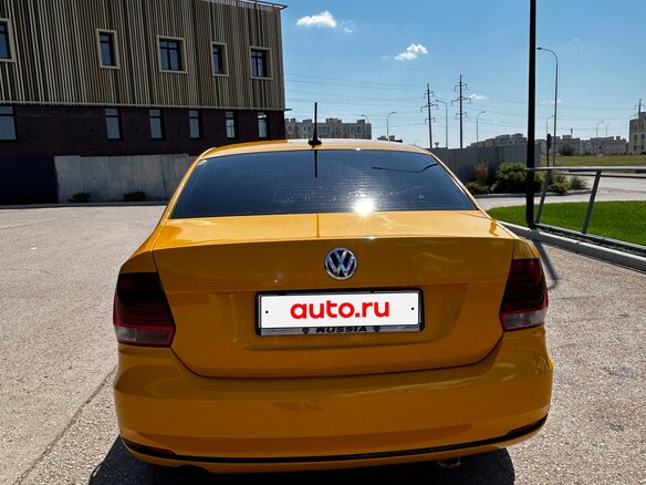 2017 Volkswagen Polo V Рестайлинг, жёлтый, 395000 рублей - вид 4