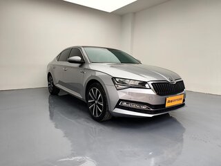 2023 Skoda Superb III Рестайлинг, серый, 1590000 рублей, вид 5