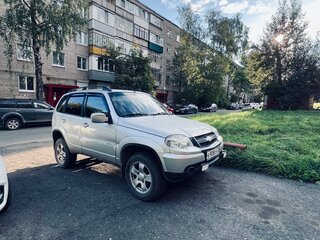 2011 Chevrolet Niva I Рестайлинг, серебристый, 380000 рублей, вид 3