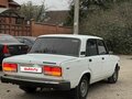 2002 Lada (ВАЗ) 2105, белый, 140000 рублей - вид 2