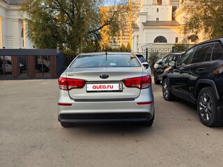 2016 Kia Rio III Рестайлинг, серебристый, 1200000 рублей, вид 5