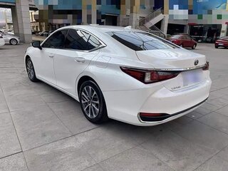 2023 Lexus ES 200 VII Рестайлинг, белый, 3135000 рублей, вид 4