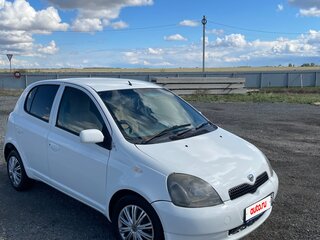 2001 Toyota Vitz I (P10), белый, 290000 рублей, вид 2