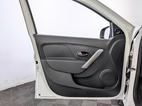 2018 Renault Logan II Рестайлинг, белый, 870000 рублей - вид 18