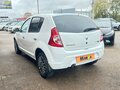 2013 Renault Sandero I, белый, 580000 рублей - вид 2