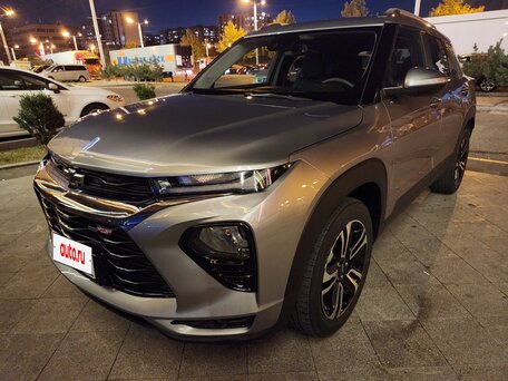 2023 Chevrolet TrailBlazer III Рестайлинг, серый, 1650000 рублей, вид 2