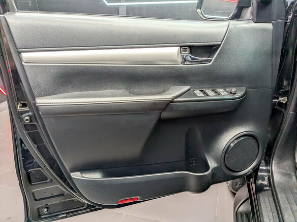 2017 Toyota Hilux VIII, чёрный - вид 19