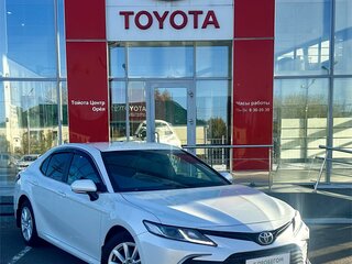 2021 Toyota Camry VIII (XV70) Рестайлинг, белый, 3080000 рублей, вид 3