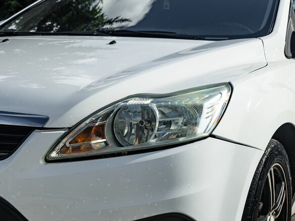 2009 Ford Focus II Рестайлинг, белый - вид 9