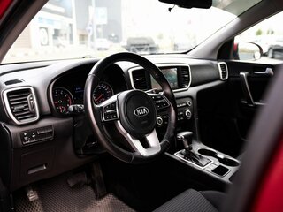 2020 Kia Sportage IV Рестайлинг, красный, 2317000 рублей, вид 5