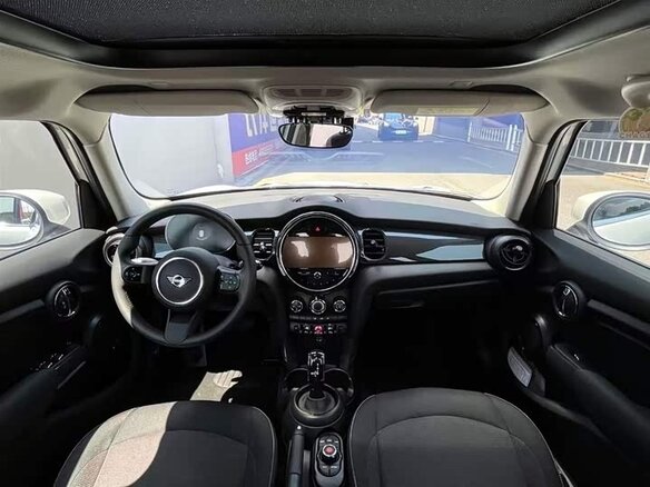 2023 Mini Hatch One III (F55/F56) Рестайлинг 2, белый, 2148400 рублей - вид 5