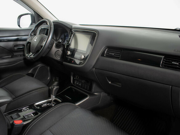 2020 Mitsubishi Outlander III Рестайлинг 3, белый, 1799000 рублей - вид 8
