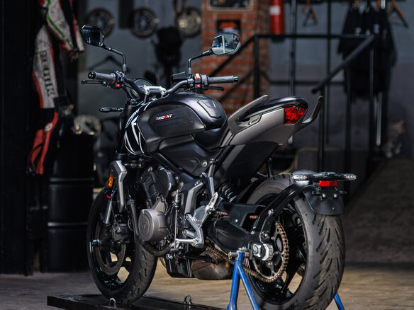 2021 Triumph Trident 660, чёрный - вид 4