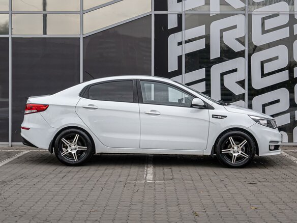 2016 Kia Rio III Рестайлинг, белый, 1220000 рублей - вид 4