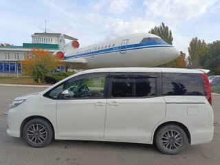 2016 Toyota Noah III (R80), белый, 1800000 рублей, вид 4