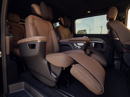 2026 Mercedes-Benz V-Класс Extra Long 300 d экстра длинный III (W447) Рестайлинг 2, чёрный, 15700000 рублей, вид 2
