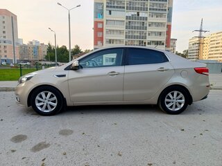 2015 Kia Rio III Рестайлинг, бежевый, 780000 рублей, вид 3